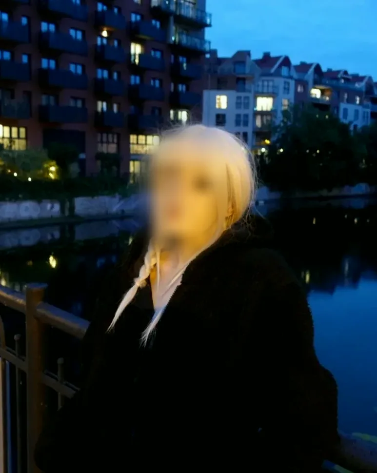 Ela, 22